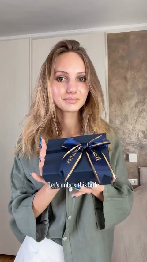 Instagram post by @anastasiashaulin for Sayabling Jewelry. Caption reads: Have you SEEN this light😍💚....
