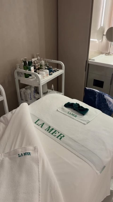 Instagram post by @simranmand_7 for LA MER. Caption reads: [...] on skin 🖤⏰ I’m really impressed by the la....