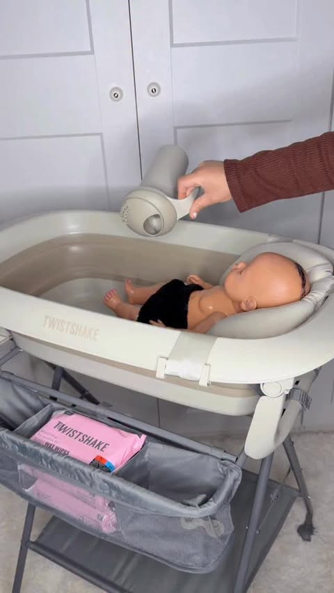 Instagram post by @rawiglam for Twistshake. Caption reads: کود تخفیف : rawiglam 
@twistshakebaby 

لینک خرید....