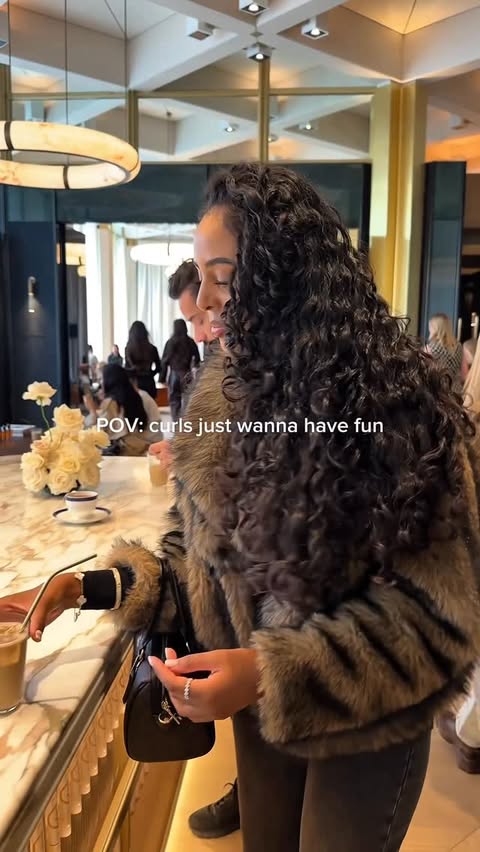 Instagram post by @__claudiasilvaaa for Aussie Hair. Caption reads: [...] you finally start to love yours with....