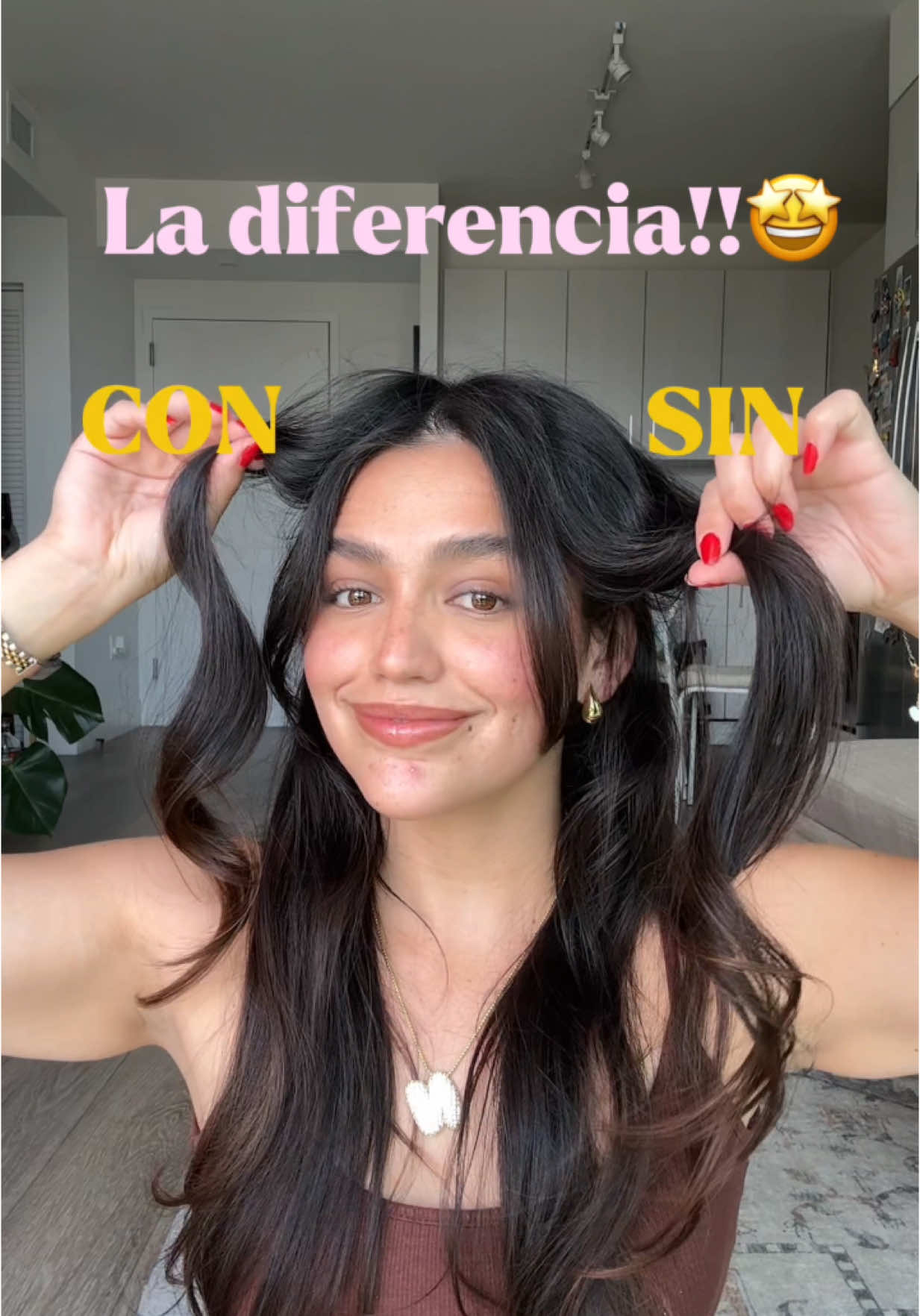 TikTok post by @nicoleholt_ac for Colorlomo. Caption reads: ESPECTACULAR ⭐️💌 #colorlomo #curldefiningoil....