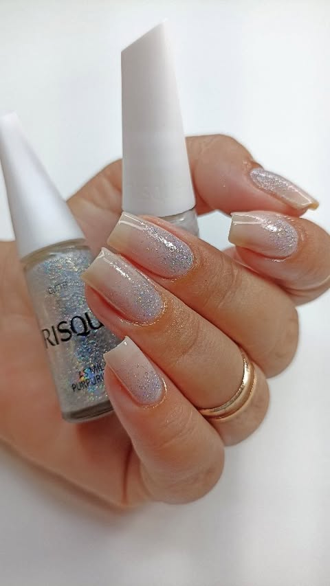 Instagram post by @patricia.calvocanti for Mercado Livre. Caption reads: Unha branquinha com glitter para o....