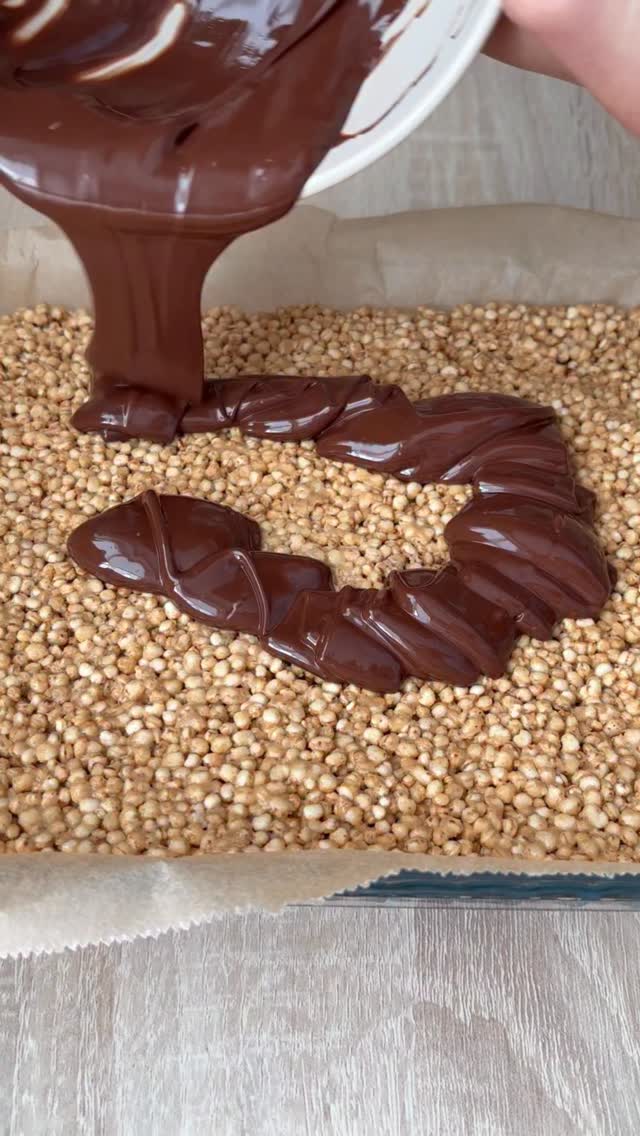 Instagram post by @ginie.healthylife for KoRo France. Caption reads: Barres crispy quinoa soufflé @koro_fr 🍫🥜 
Pour....