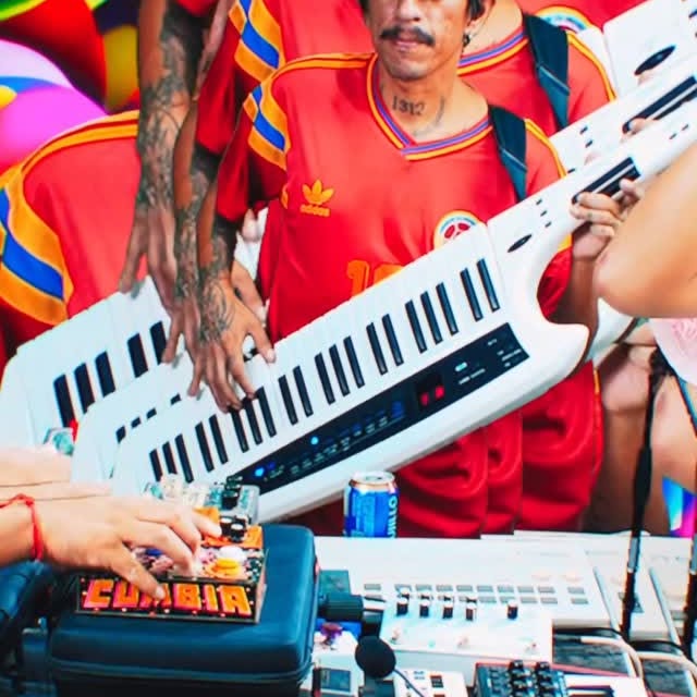 Instagram post by @amapolay for Roland. Caption reads: 🍄 Jugueteando con el keytar 🎹 AX EDGE de....