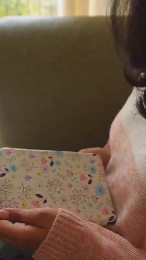 Instagram post by @shreevanti for Aqualens. Caption reads: [...] 📚✨ From my Kindle to my glasses, Aqualens....