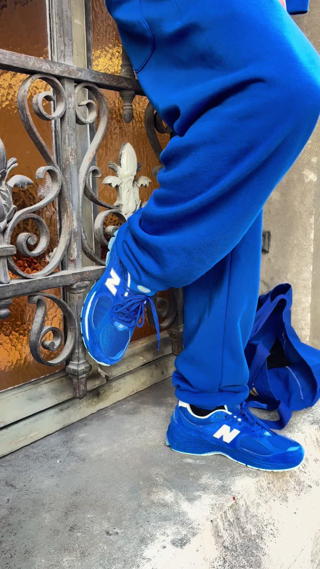 TikTok post by @milhvnhanma for Courir. Caption reads: Blue rockstar with new balance @Courir pub .