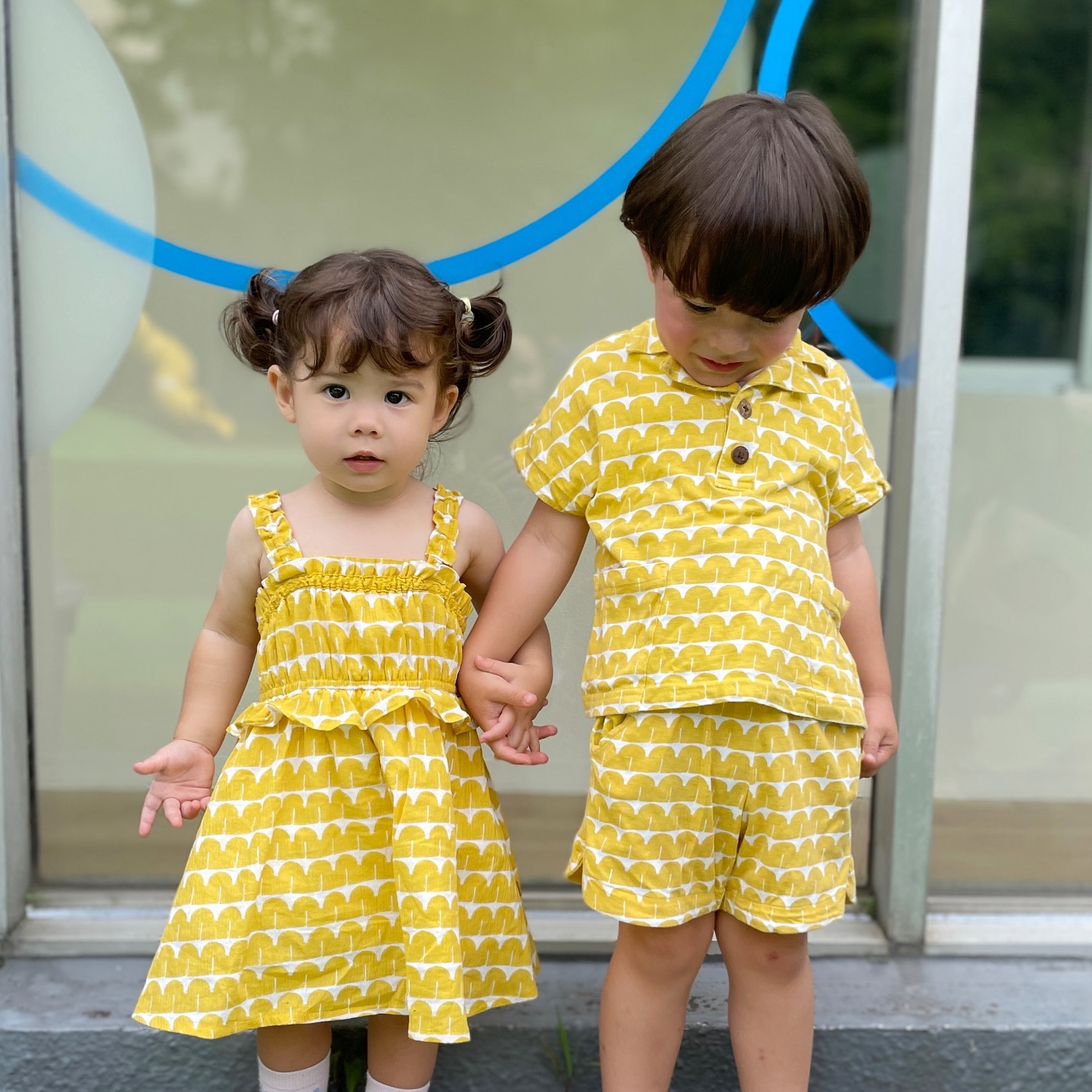 Instagram post by @_uk.jp.fam for moimoln japan. Caption reads: 💛🌻🐝🌛

この夏オススメの #兄妹リンクコーデ 🫶

👦🏻 Eito) 98cm....