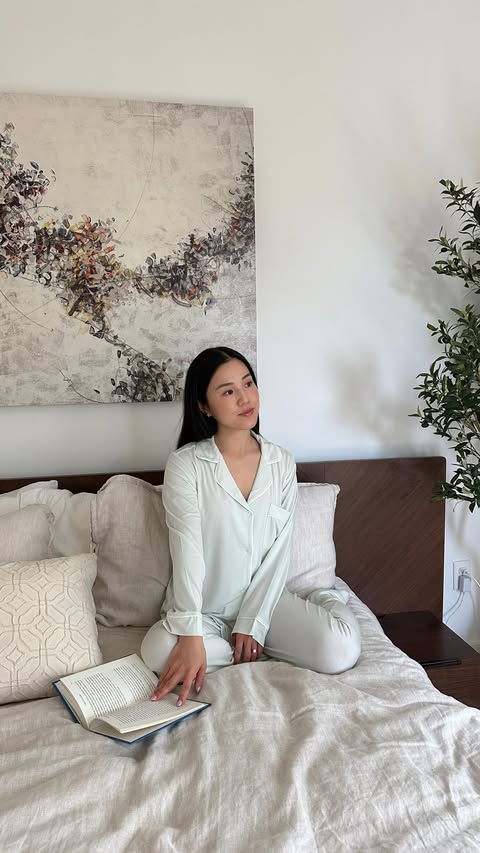 Instagram post by @arina.negishi for Eberjey. Caption reads: [...] A truly restful night starts with @eberjey....