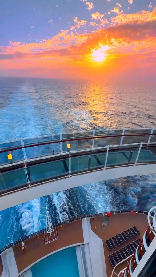 Instagram post by @juliagal_ for MSC Cruises. Caption reads: Cruising with @msccruisesofficial💦 

#MSCCruises....