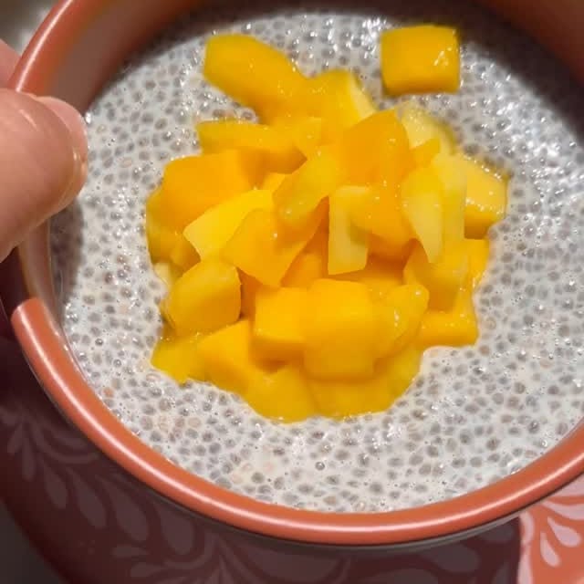 Instagram post by @healthysimpleyum for newchapter. Caption reads: 5 easy things this dietitian does daily to stay....