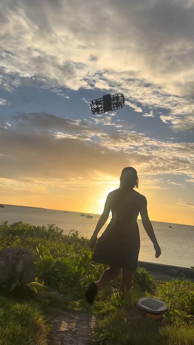 Instagram post by @honokajinzai for Hoverair. Caption reads: 夕日が綺麗すぎた〜🌅

愛用しているドローン
HOVERAir....