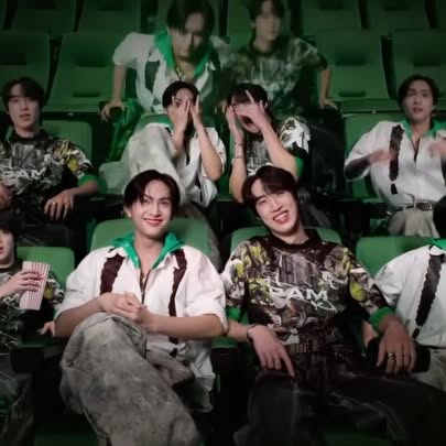 Instagram post by @alan.busofficial for AIS. Caption reads: 📣 ขอแจ้งสิทธิประโยชน์ของพวกเรา
AIS 5G Green....