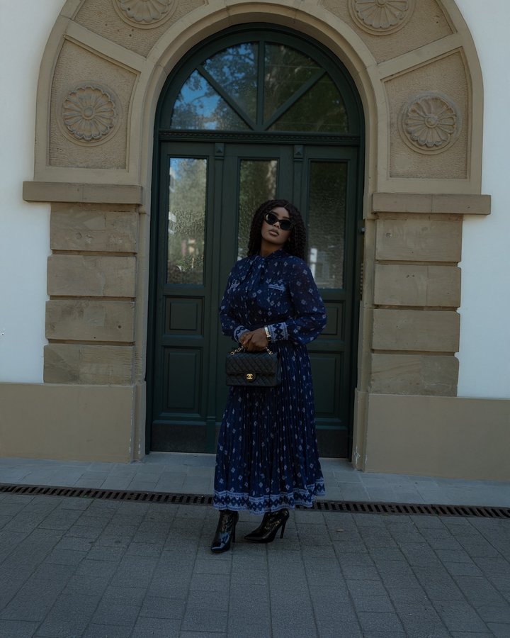 Instagram post by @dizeudaniele for SELF-PORTRAIT. Caption reads: [...] day ahead, but starting it right....