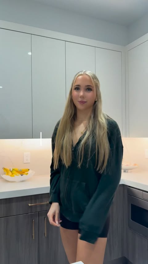 Instagram post by @charlotteglassvolleyball for Beyond Meat. Caption reads: [...] a high protein diet… I loved trying....