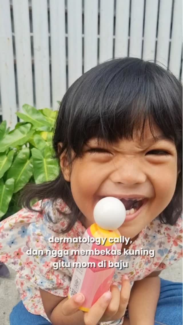 Instagram post by @nophember03 for AZARINE KIDS. Caption reads: [...] di luar seharian😍 Yups Parfum dari....