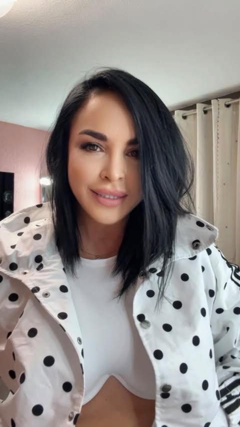 Instagram post by @flaviaescudero for Shein. Caption reads: [...] 🥳 Descarga la aplicación de SHEIN, busca y....