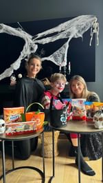 Instagram post by @la_vie_de_tata_carine for Kinder. Caption reads: Publicité 
Cette année on fête Halloween 👻 avec....