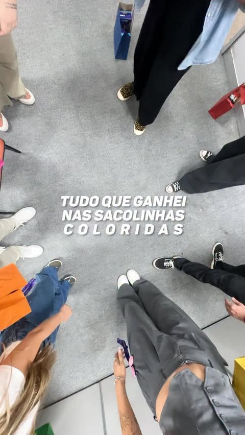 Instagram post by @oficialmaxton for Embelleze. Caption reads: Amigo secreto das cores 🤝 Produtinhos Embelleze....