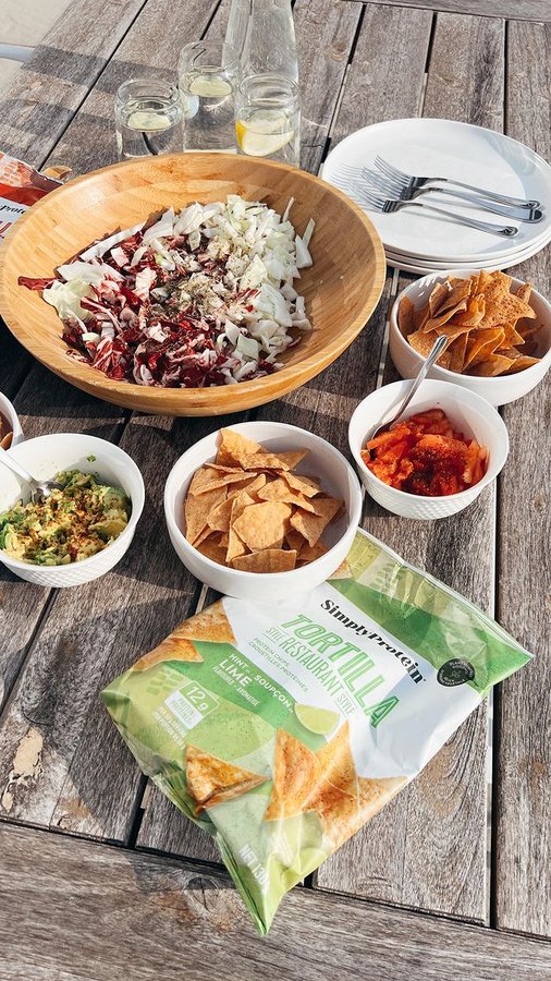 Instagram post by @ihartnutrition for SimplyProtein. Caption reads: #ad we love a chip party with friends!
 
Had some....