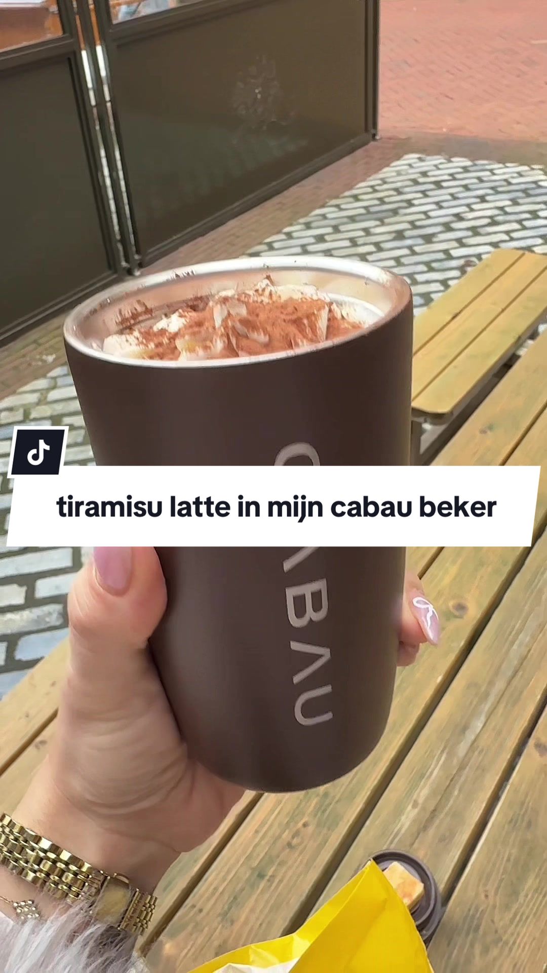 TikTok post by @sorayaroos_ for Cabau Lifestyle. Caption reads: [...] de Cabau Fles 🥹. CODE: SORAYAFLES....