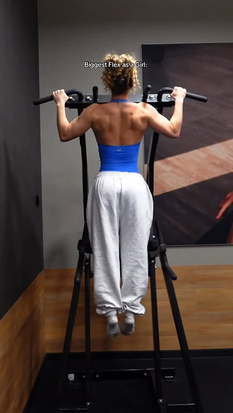 Instagram post by @nicolee.rdm for Women's Best. Caption reads: [...] Flex as a girl?🩵👀 Outfit from @womensbest....