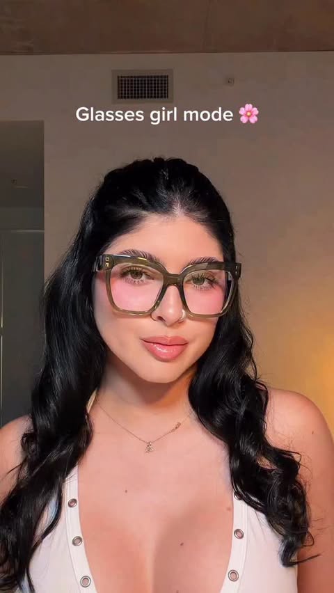 Instagram post by @dianelis_rl for Zeelool. Caption reads: 10 % off CODE dianelis @zeelool #zeelool 🤓 . 1.....