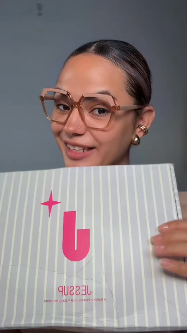 Instagram post by @ulemakeup0 for JESSUP. Caption reads: Unboxing de las brochas de @jessupbeauty....