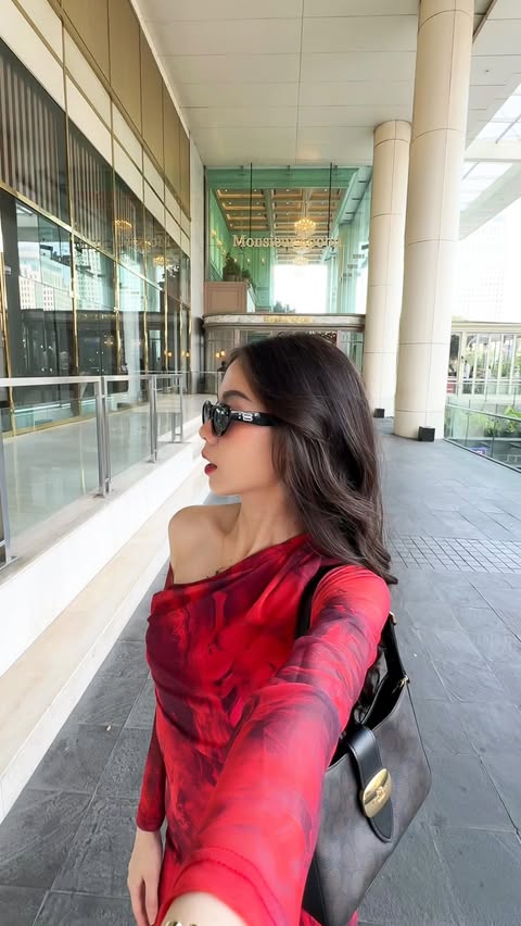 Instagram post by @syevaseptiane for Zalora. Caption reads: ZALORA Year End Sale start today!!✨@zaloraid [...].