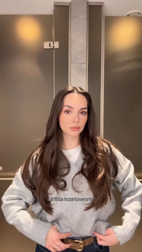 Instagram post by @zeynepberdibekk for Bobbi Brown Cosmetics. Caption reads: trend müzik olmadan az kafamızı dinleyelim....