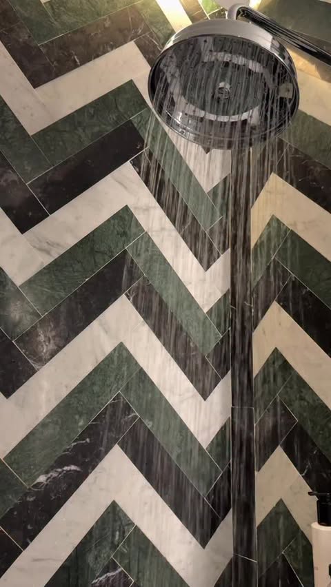 Instagram post by @laurenpiluso for Davines. Caption reads: [...] traveling ✈️🧳✨

products used👇🏼
🫧....