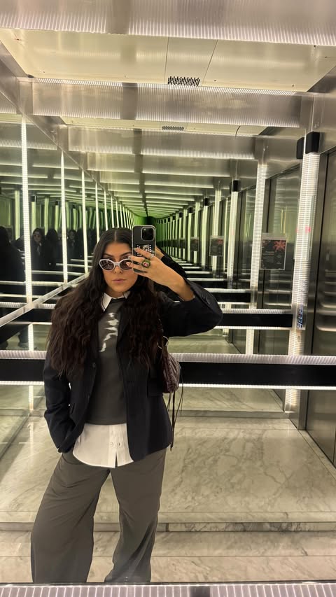 Instagram post by @comoloqueveo for ISDIN. Caption reads: grwm edición shine glam ✨🪩 

@isdinmexico....