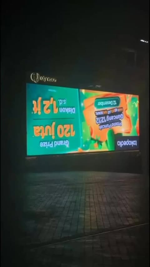 Instagram post by @perecehans for Tokopedia. Caption reads: [...] 😭 OH IYA… Promo Guncang 12.12 Tokopedia....