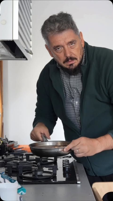 Instagram post by @dragosbuzzi for Philips. Caption reads: [...] sa fac un pic altfel. Pun mancarea in....