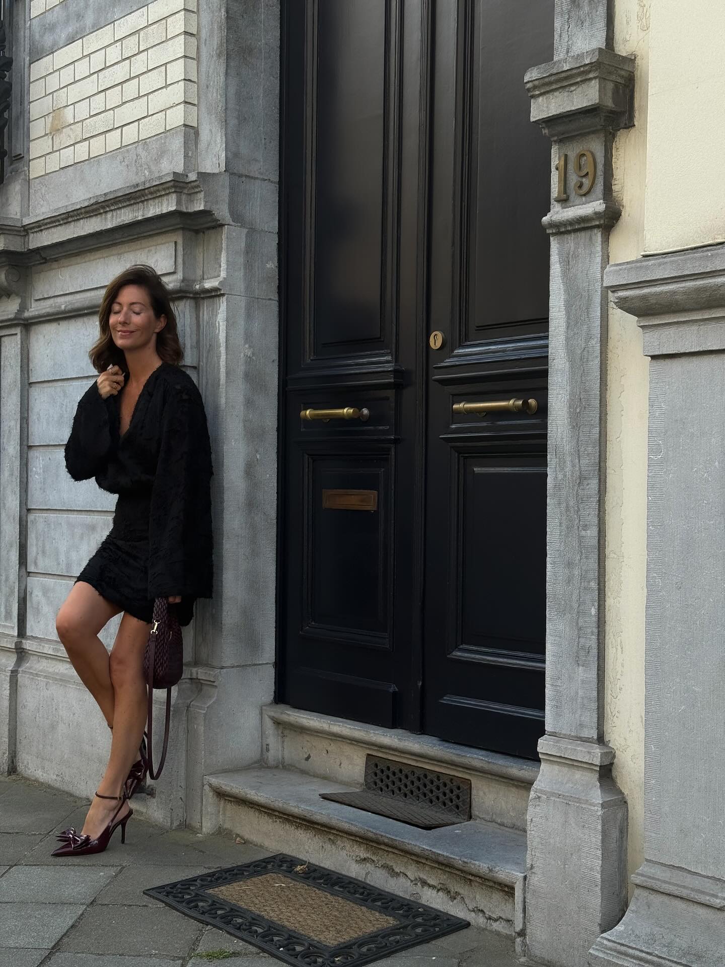 Instagram post by @joli_laur for LOAVIES. Caption reads: Night out @loavies 🖤

Je porte la robe Moments....