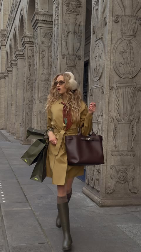 Instagram post by @itsjurgita for Longchamp. Caption reads: [...] a tote that actually keeps up. The....