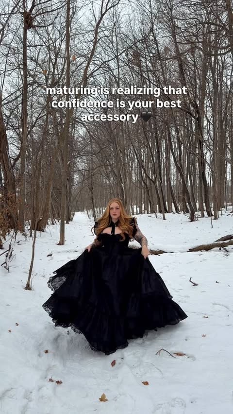 Instagram post by @victoriashaz for Selkie. Caption reads: [...] it’s so powerful 🖤 

Wearing gifted @selkie.