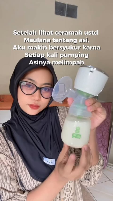 Instagram post by @ikarahma_02 for Mom Uung. Caption reads: Masih setia pake pompa asi ini 😍 @momuung.id....