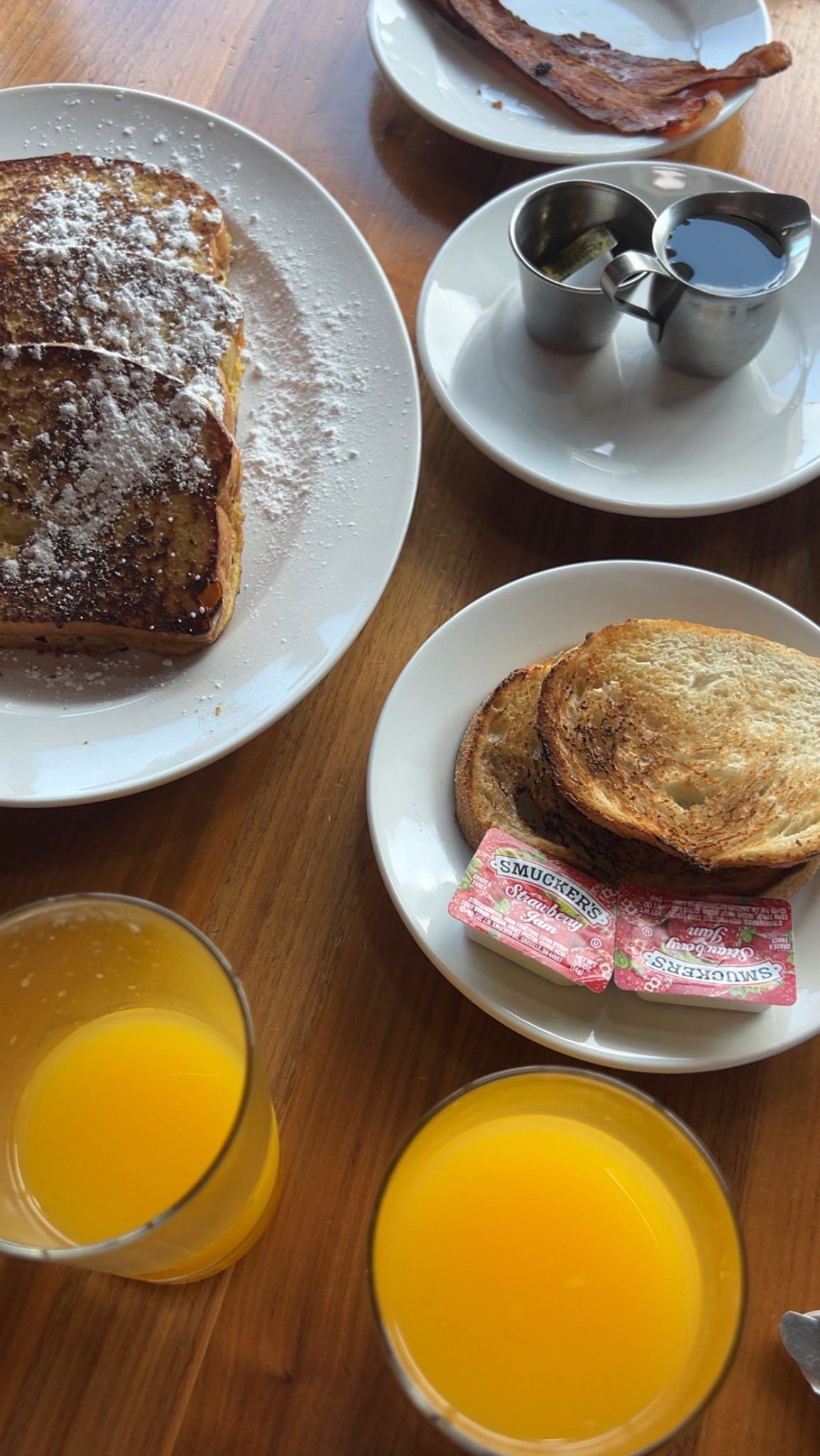 Instagram post by @everydaymandk for Hy-Vee. Caption reads: We love a good breakfast spot!! Come with us to....