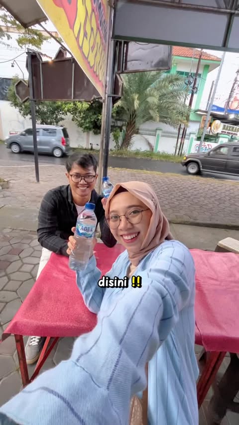 Instagram post by @neniipradinii for Sehat AQUA. Caption reads: [...] segernya maknyess sampai ning ati ❤️....