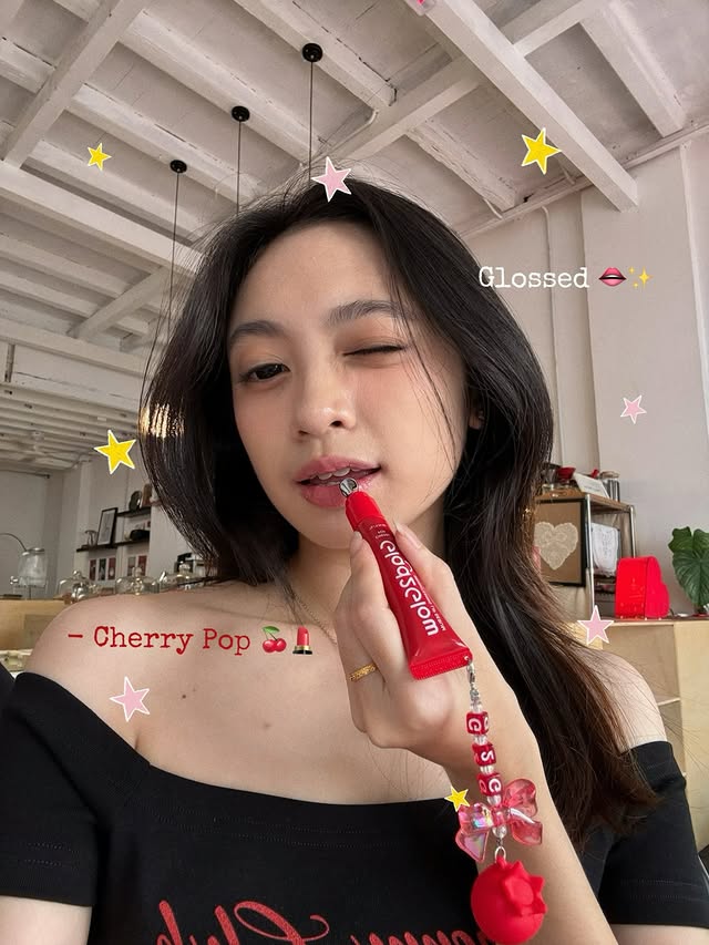 Instagram post by @_wenxxinn for Glad2Glow Malaysia. Caption reads: My new lip essential 💋 Glad2Glow Lip Serum for....
