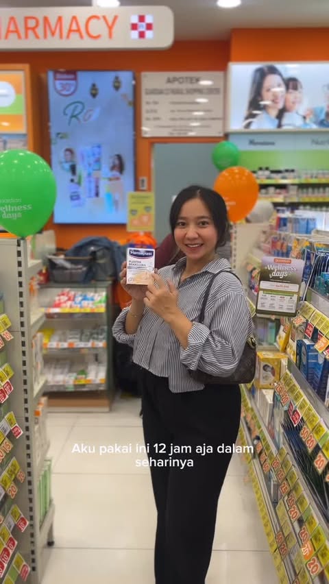 Instagram post by @dessyulias for Hansaplast. Caption reads: [...] dengan pakai Plester Bekas Luka dari....