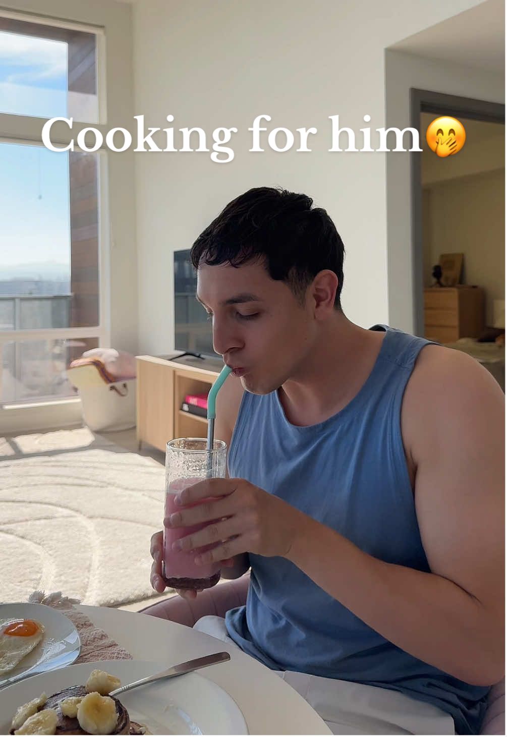 TikTok post by @paulinat for ONE SOL. Caption reads: Making banana oat pancakes 🤭 ft @One Sol check....