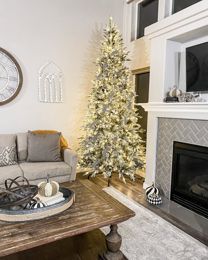 Instagram post by @theblondespaniard for King of Christmas. Caption reads: #ad
Thanksgiving tree is up! 🍁🎄 If it matches....