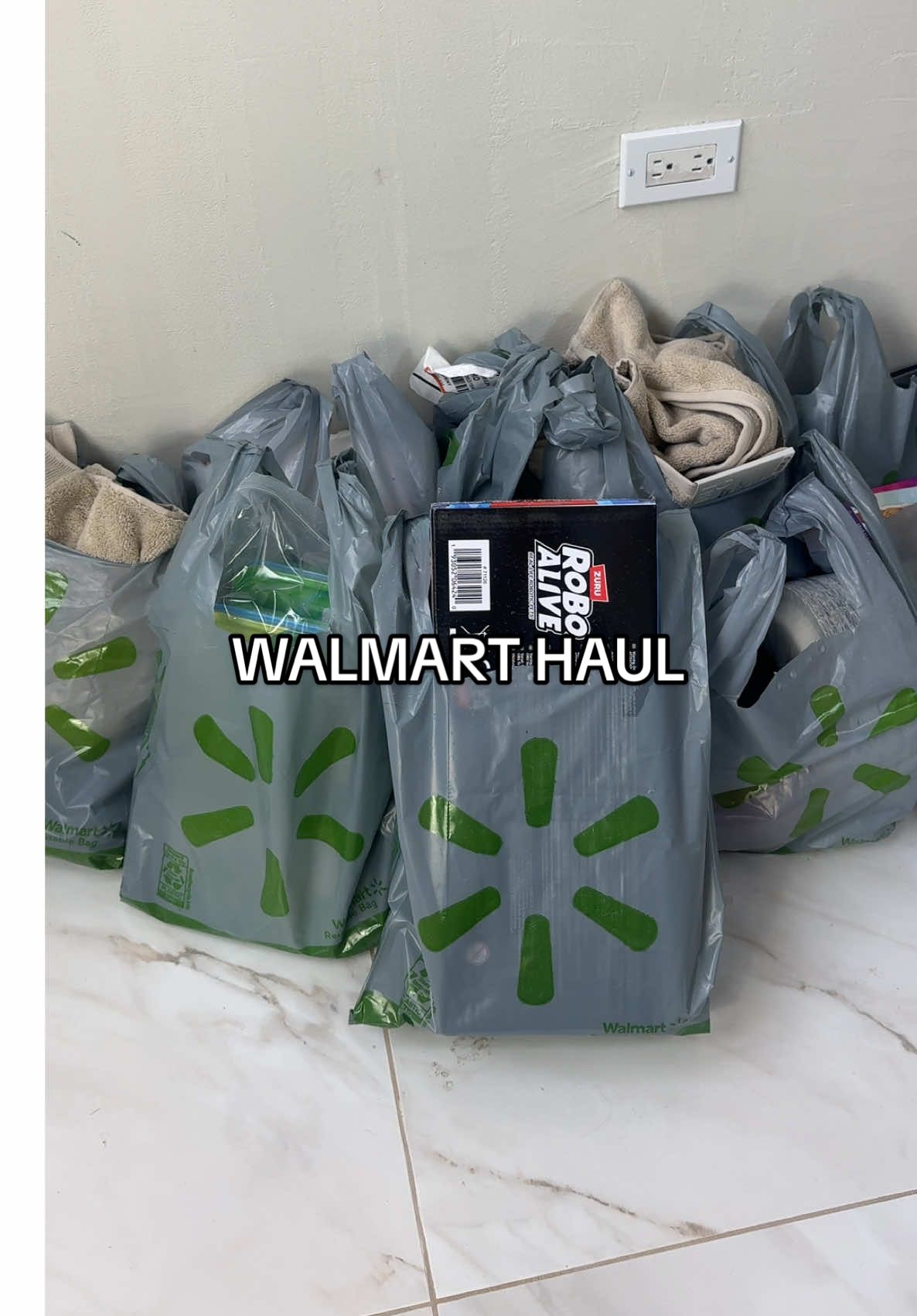 TikTok post by @sophiesuro for Walmartpr. Caption reads: Entre en el app de Walmart para comprar varias....