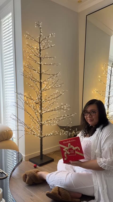 Instagram post by @jessmolina for Elizabeth Arden. Caption reads: [...] to treat myself too. The Elizabeth Arden....