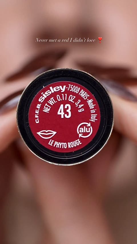 Instagram post by @sosodoesmakeup for Sisley Paris. Caption reads: This is a red-friendly page ok....