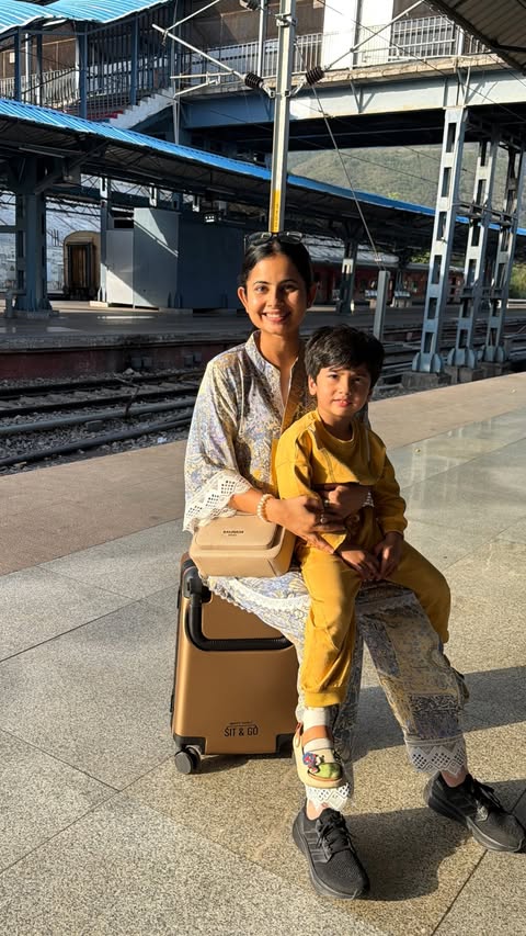 Instagram post by @wondermomthreads for Butt Baby. Caption reads: [...] Devi trip became so much easier with....