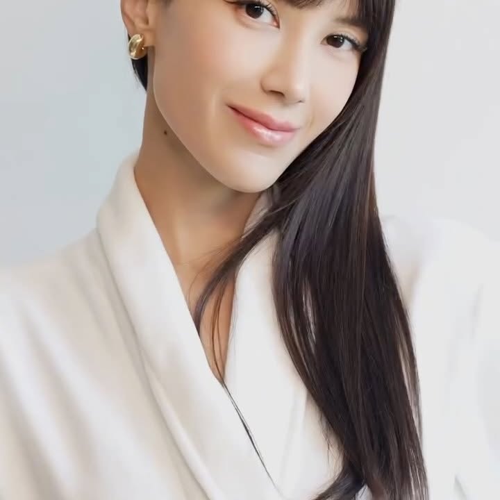 Instagram post by an influencer for Dove. Caption reads: [...] كل غسلة يرجع شعري أنعم وأقوى #DoveBondRepair....