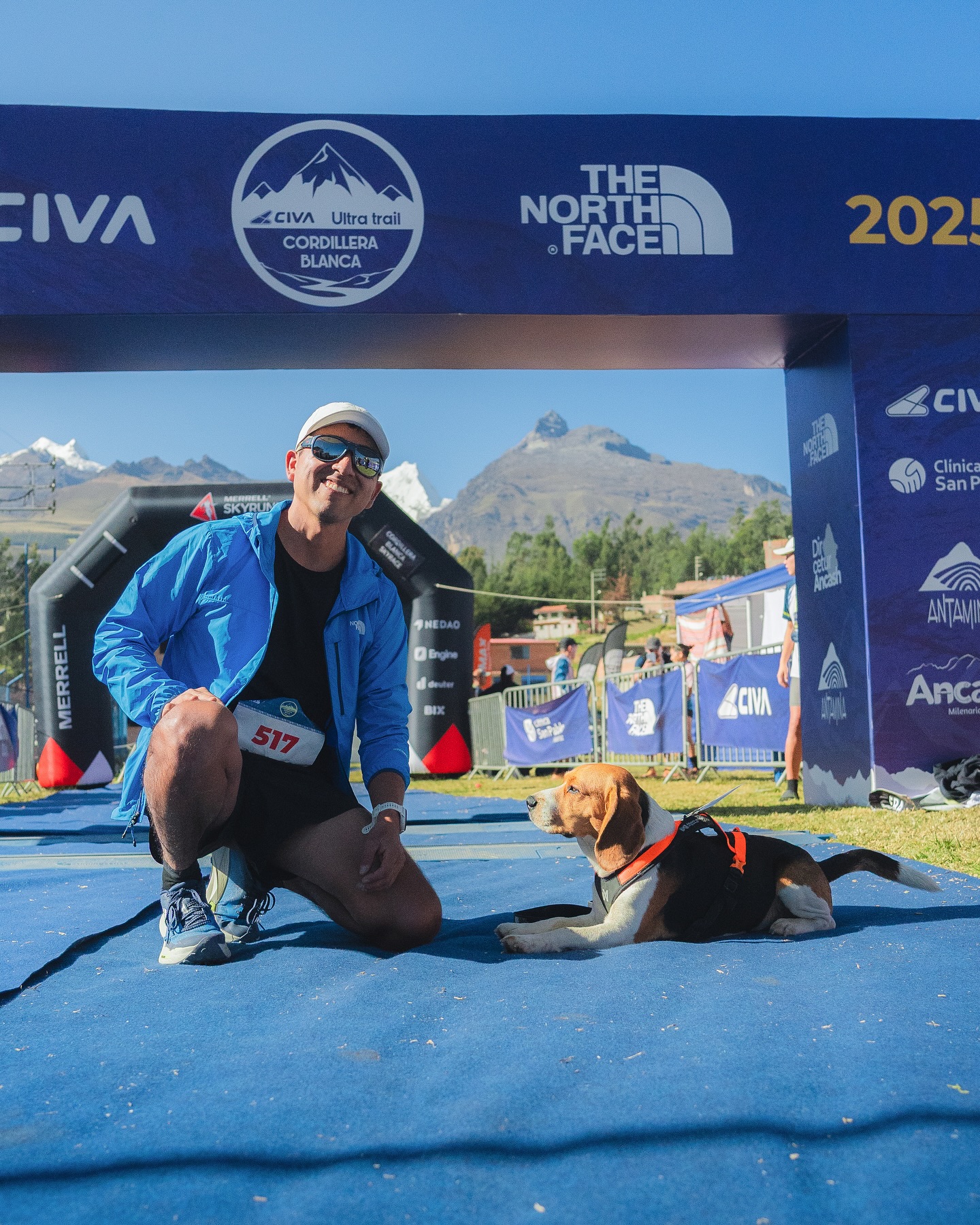 Instagram post by @arnoldramosn for The North Face France. Caption reads: Mi perro corrió su 1era carrera de montaña....