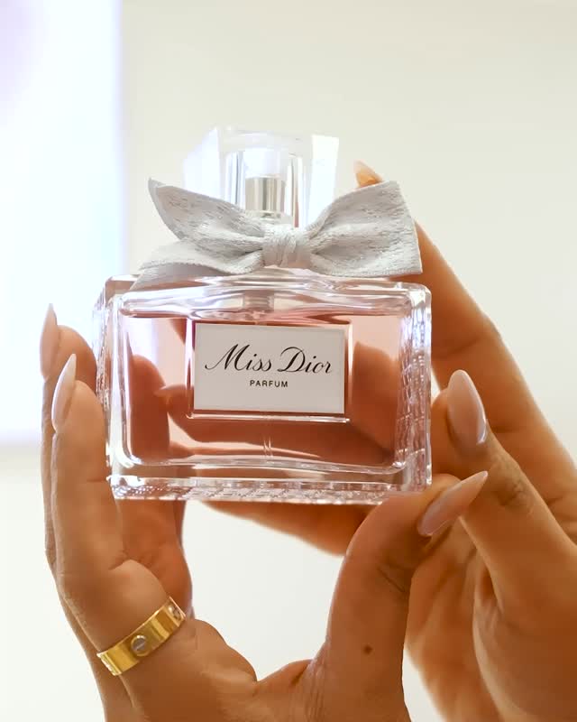 Instagram post by @sidphotography88 for Dior. Caption reads: [...] textures. Iconic detail.
Bringing Miss Dior....